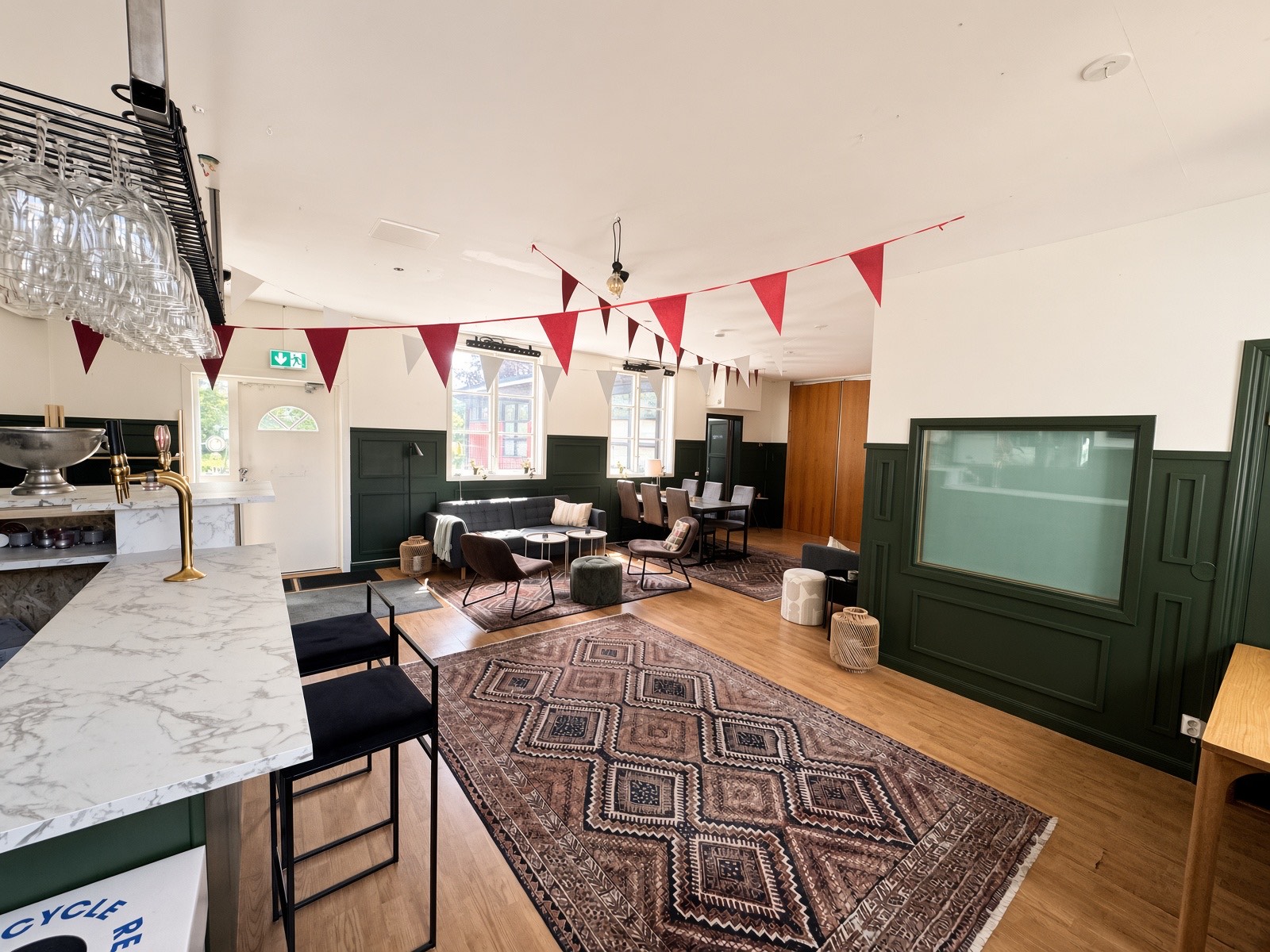 Loungen med bar, öltapp och sittgrupper